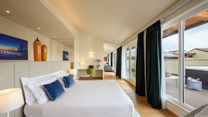 Um quarto espaçoso com uma cama grande, uma escrivaninha e vista para o exterior.
