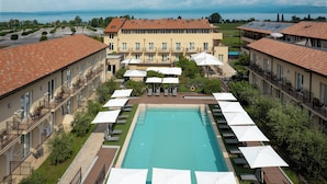 Hotel com piscina, área de estar ao ar livre e vista para o mar.