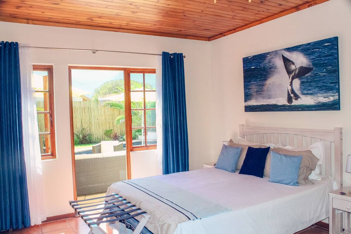 Chambre, 1 grand lit, vue piscine