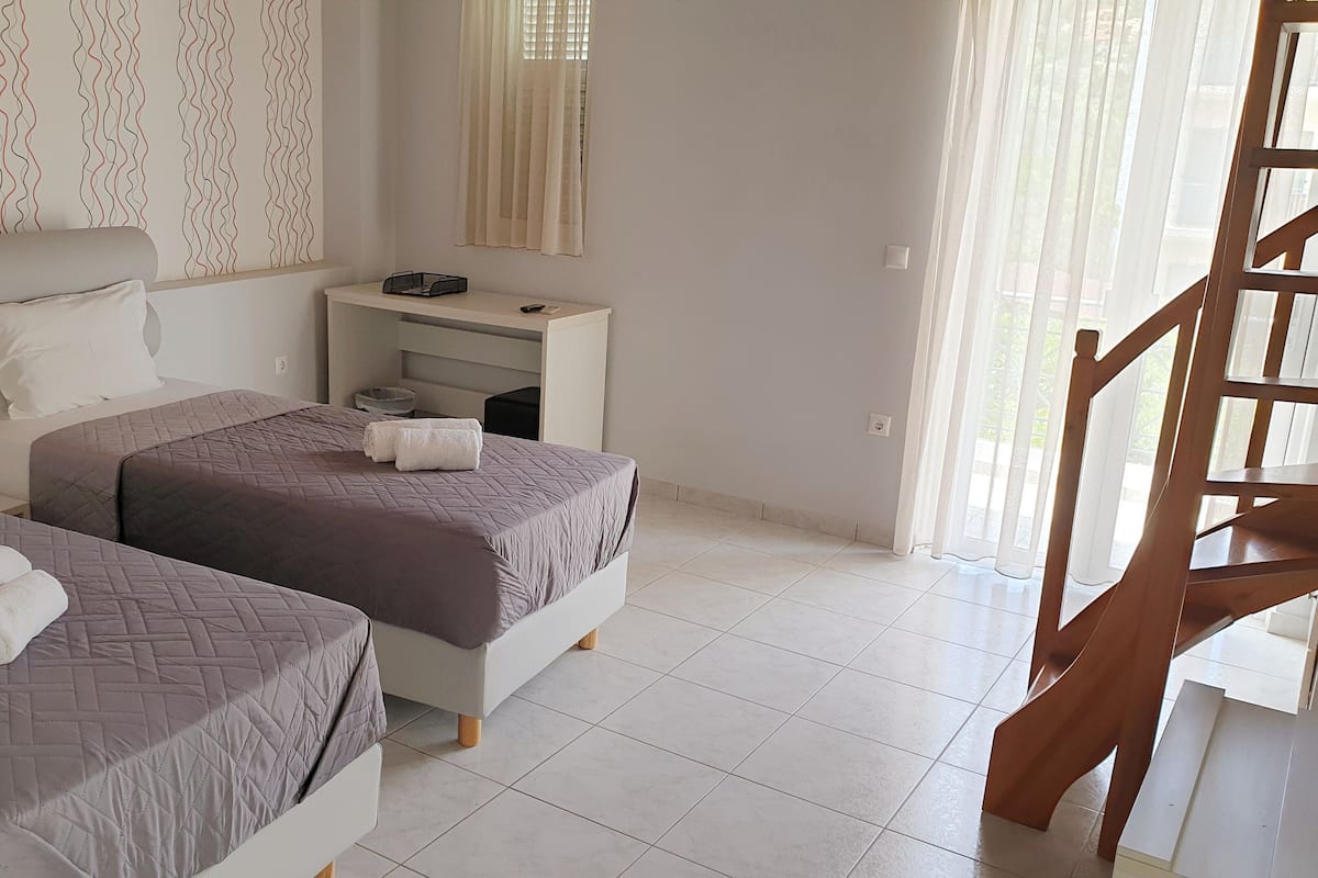 Departamento, 2 habitaciones (Split Level) | Ropa de cama de alta calidad y caja de seguridad en la habitación