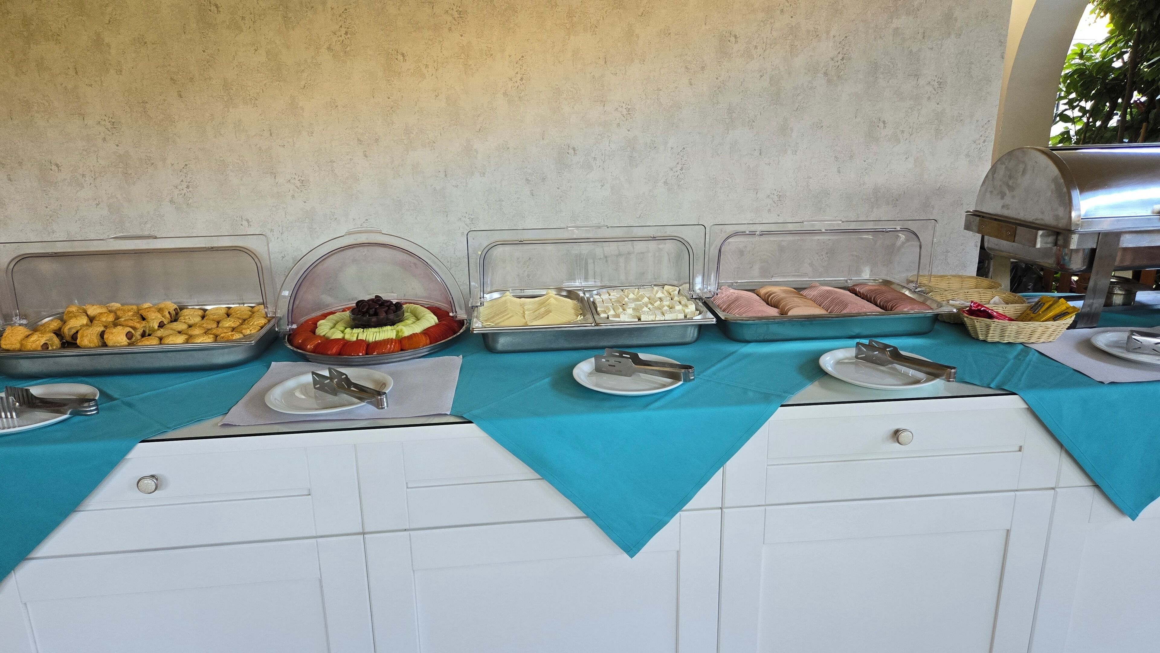 En buffetbord med forskellige retter og bestik.
