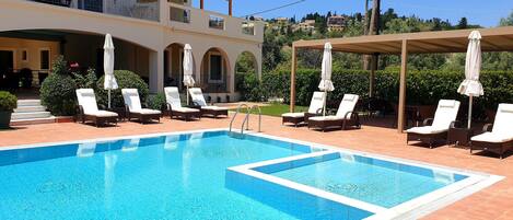 Kolam renang outdoor, dengan payung kolam renang dan kursi berjemur