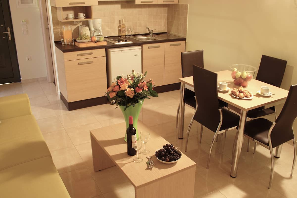 fridge, stovetop, coffee/tea maker, electric kettle