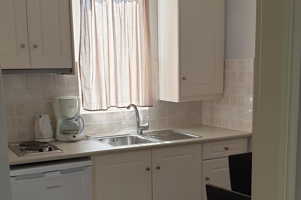 apartment, 2 bedrooms (split level) | private kitchen | fridge, stovetop, coffee/tea maker, electric kettle