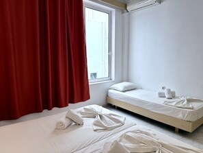 Colchones con pillow-top, escritorio, wifi gratis y ropa de cama 