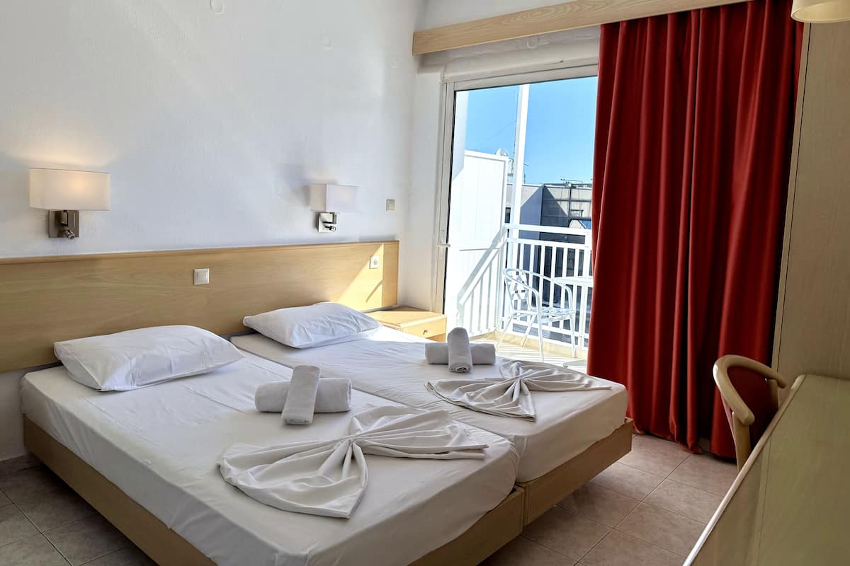 Standard Room with Balcony | Camas con pillow-top, escritorio, wifi gratis y ropa de cama