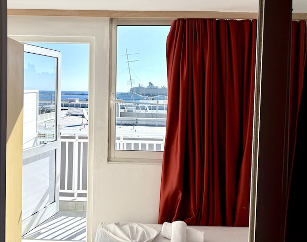 Superior Room with City & Sea view | 部屋からの景観