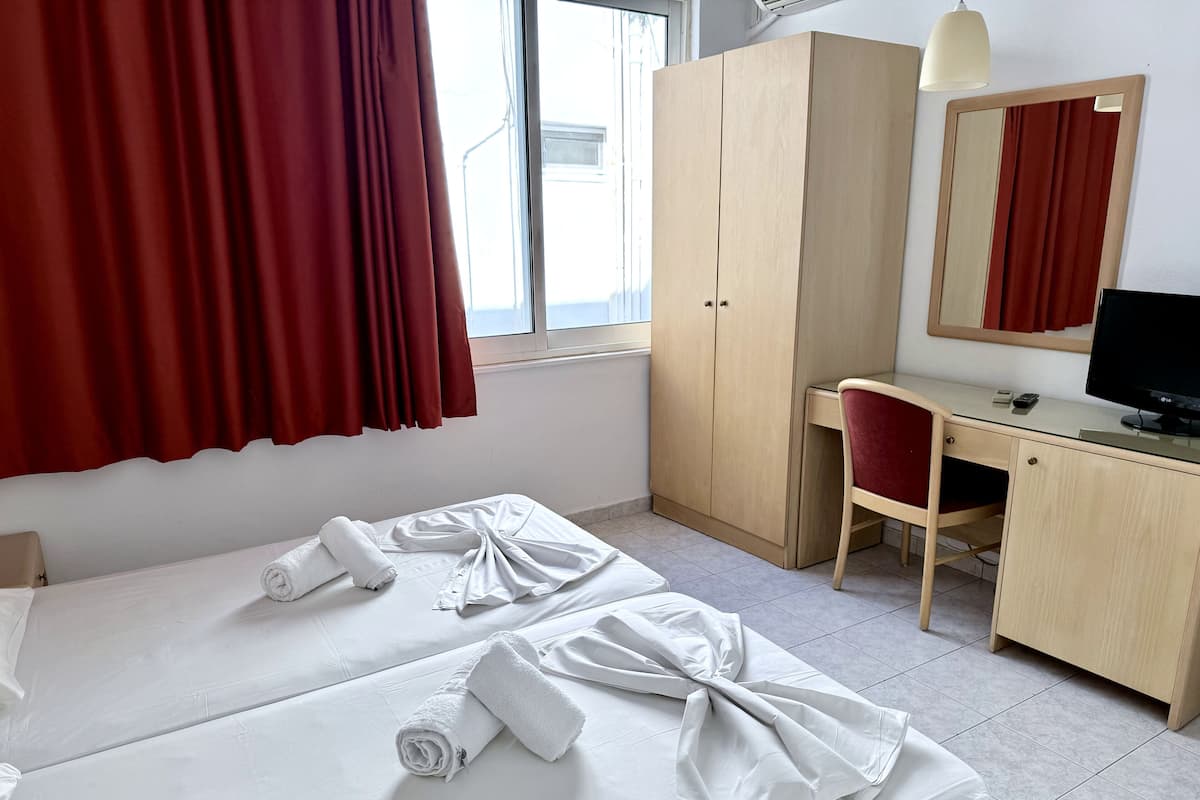 Internal Double Room with Window (no view) | Camas con pillow-top, escritorio, wifi gratis y ropa de cama