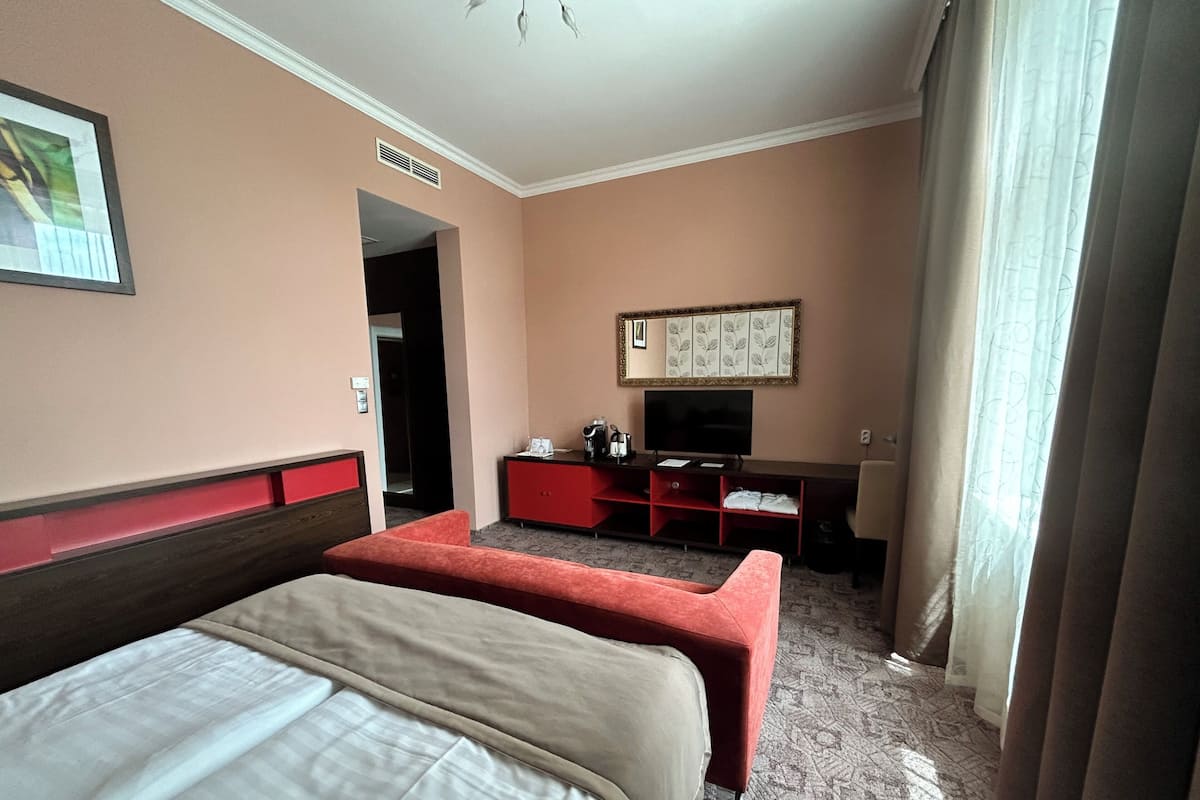 Deluxe Double Room | Soundproofing, iron/ironing board (on request), WiFi (free), bed sheets