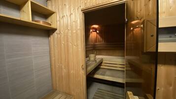 Un sauna con bancos y estantes de madera.