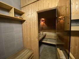 Un sauna con bancos y estantes de madera.