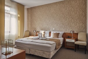 Double Room | Soundproofing, iron/ironing board, free WiFi, bed sheets