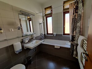 Double Room | Bathroom | Hair dryer, towels - Boutique Hotel Sopianae (Pecs)