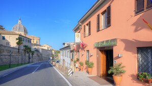A street view with a building with a sign reading "Hotel Gabriel". - San Gabriele (Loreto)
