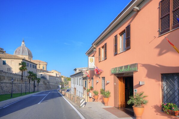 A street view with a building with a sign reading "Hotel Gabriel".