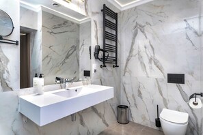 Classic Studio Suite | Bathroom | Hair dryer, towels - Hotel Europejski (Wroclaw)