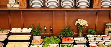Un buffet proposant une variété de plats et d’ustensiles.