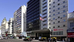 A hotel with a modern facade, multiple floors, and a prominent 'ibis HOTEL' sign. - ibis Buenos Aires Obelisco (Buenos Aires)