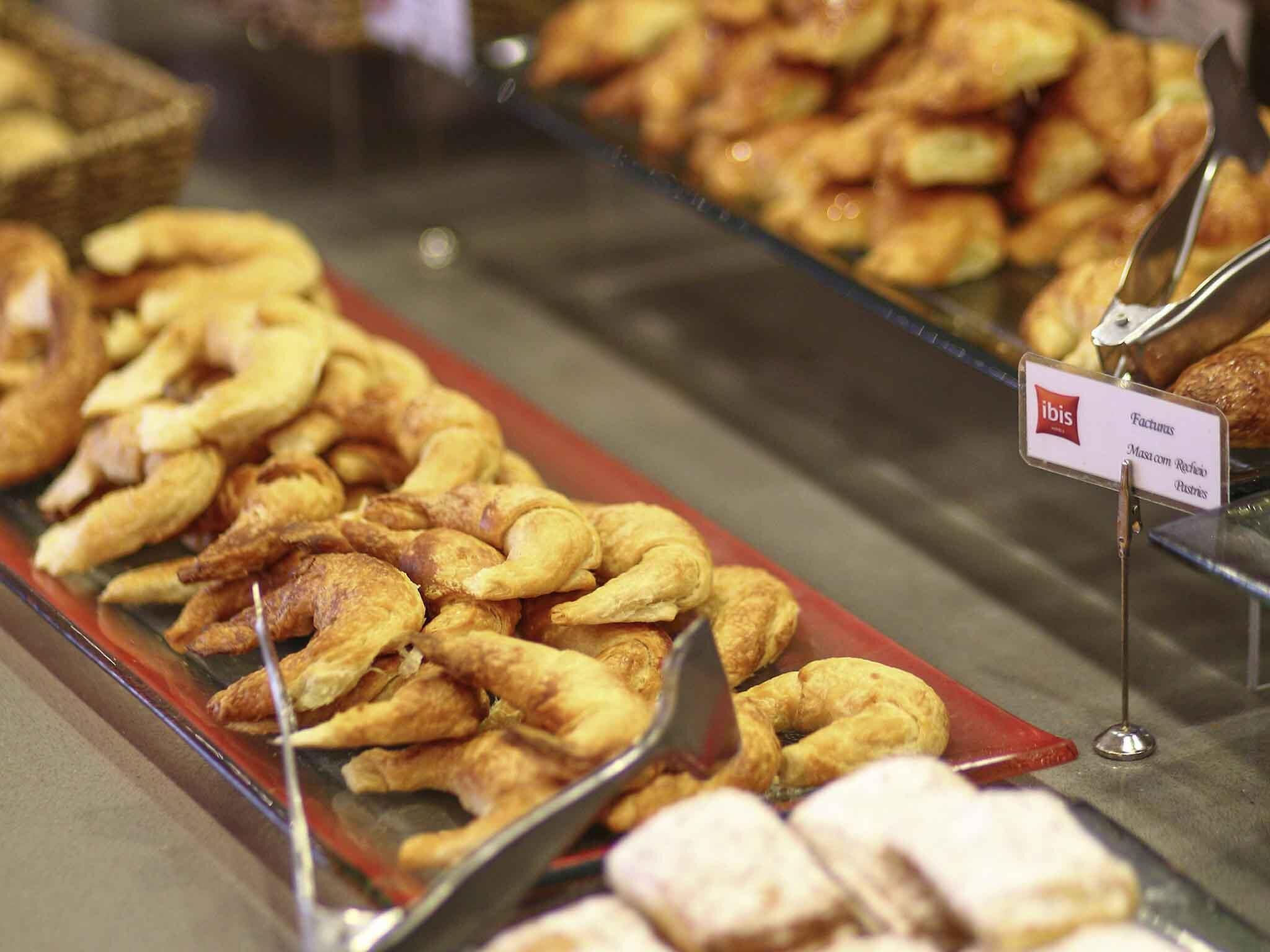 daily buffet breakfast for a fee