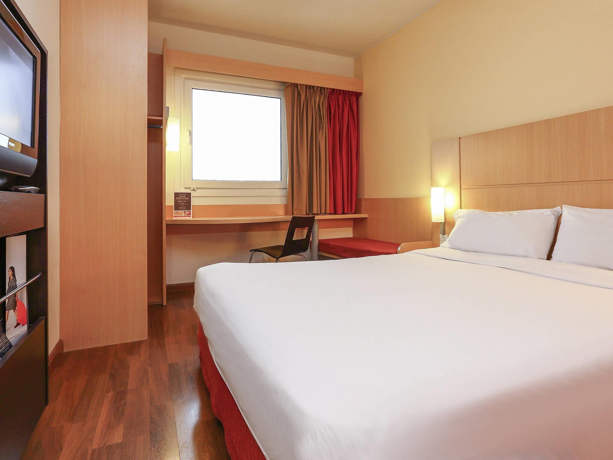 Standard Room, 1 Double Bed | In-room safe, desk, blackout drapes, soundproofing