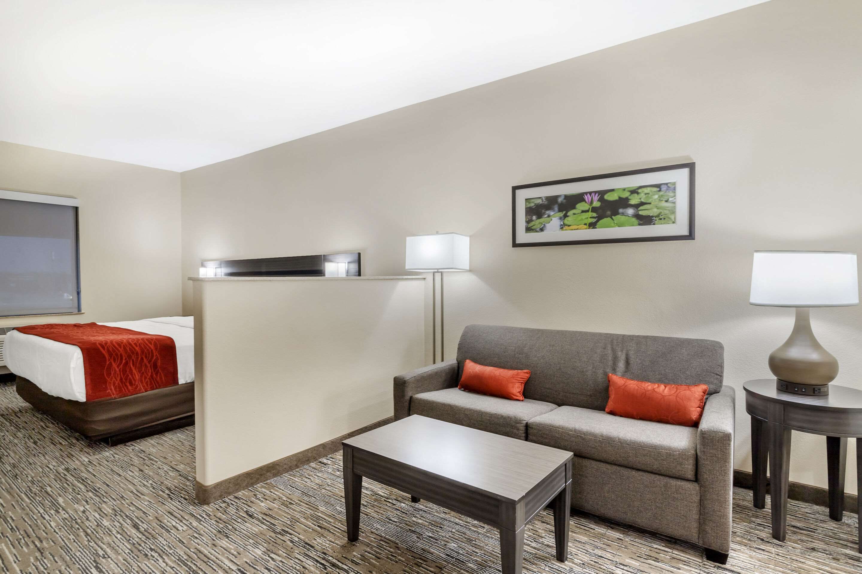 suite, non smoking | in-room safe, desk, laptop workspace, soundproofing