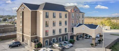 Un hotel Comfort Inn con un parcheggio e diversi veicoli.