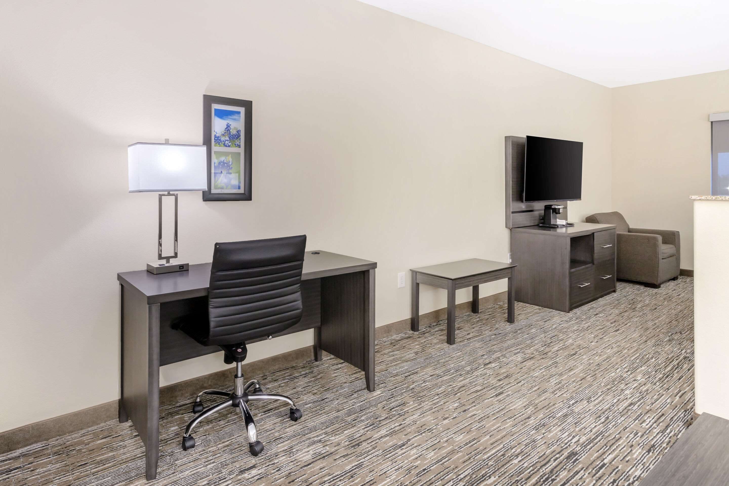suite, non smoking | in-room safe, desk, laptop workspace, soundproofing