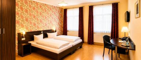 Quarto casal clássico | Individualmente decorados, individualmente mobiliados, escrivaninha
