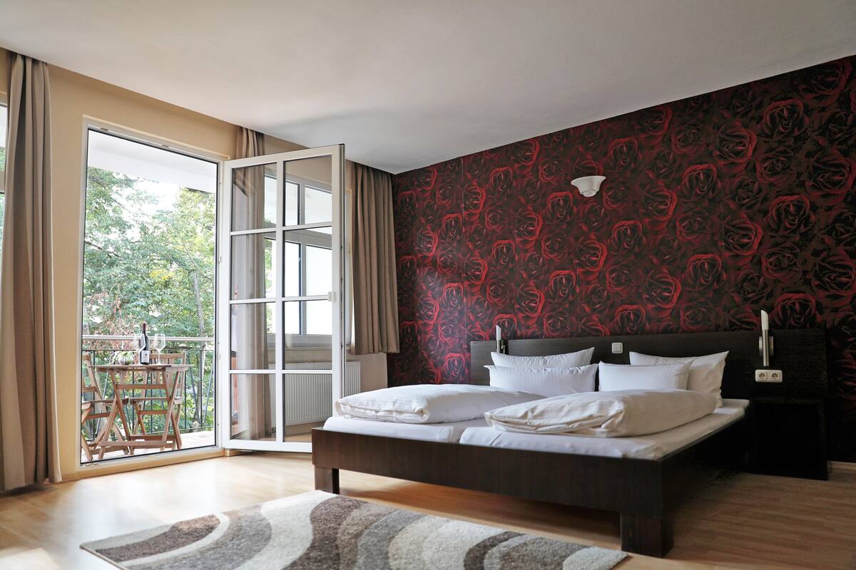exclusive double room | individually decorated, individually furnished, desk, soundproofing
