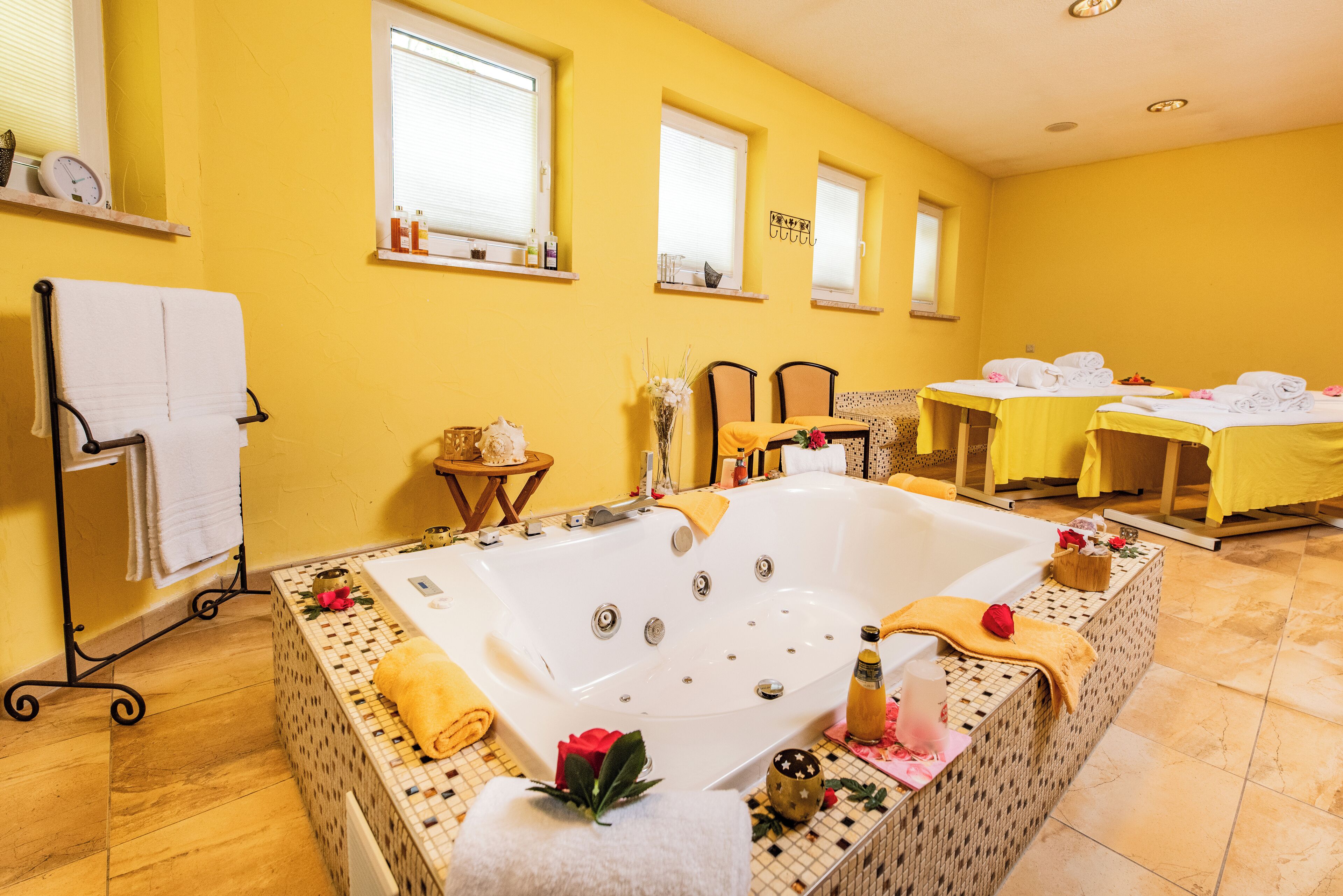 Bañera de hidromasaje cubierta