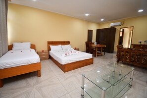 Caja de seguridad en la habitación, escritorio y cortinas blackout 