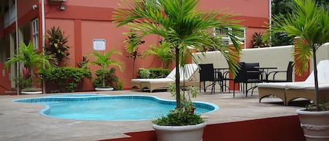 Piscine extérieure, parasols de plage, chaises longues