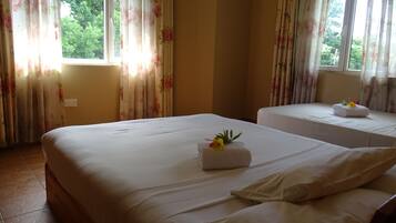 Caja de seguridad en la habitación, escritorio y cortinas blackout