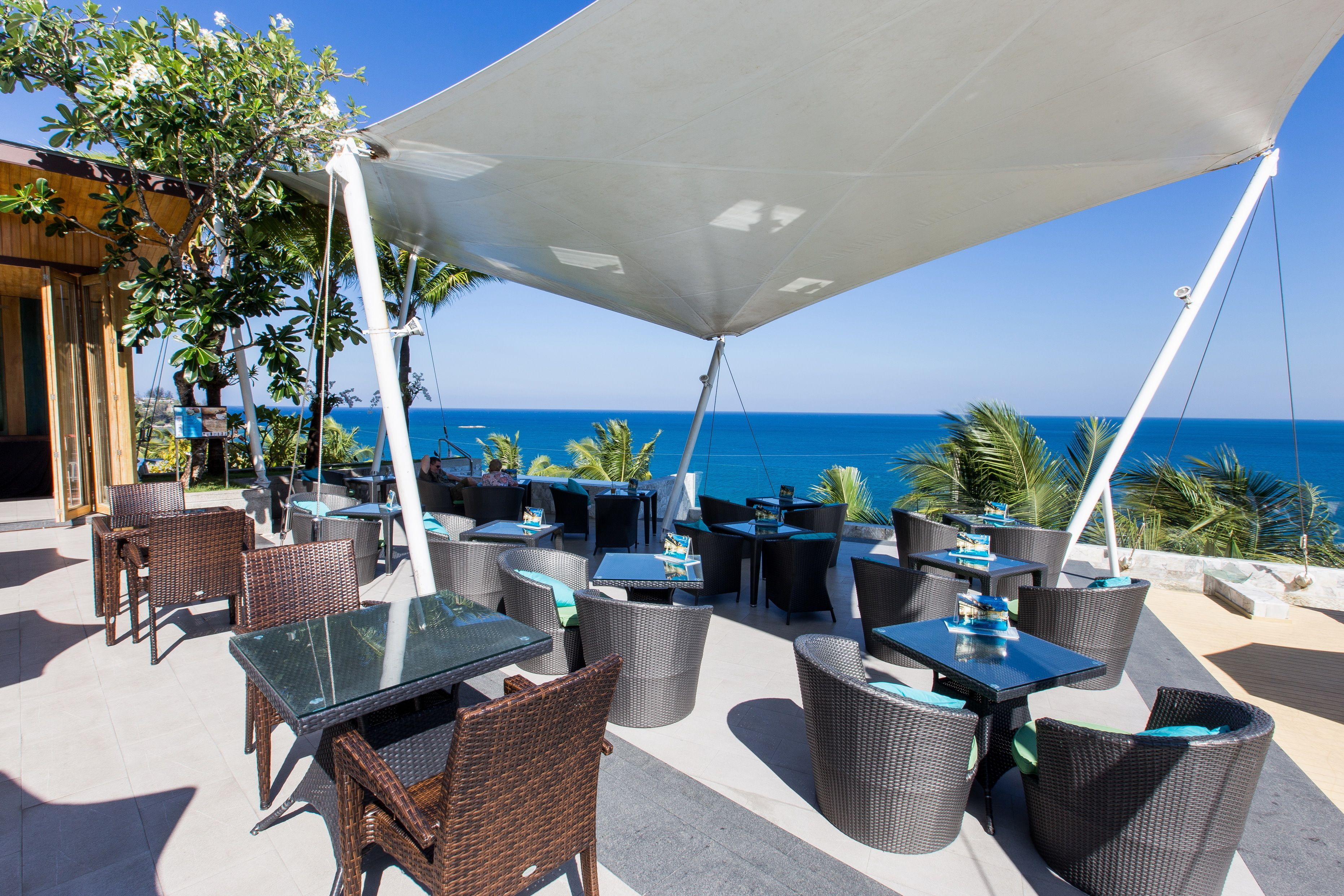 2 restaurants, breakfast, lunch, dinner served; international cuisine