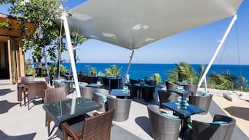 2 restaurants, breakfast, lunch, dinner served; international cuisine