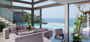 Villa, 4 habitaciones, piscina privada, frente al mar | Zona de estar | Televisión LCD de 32 pulgadas con canales por cable, una televisión