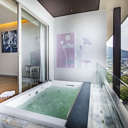 Sea View Grand Suites | Private spa tub