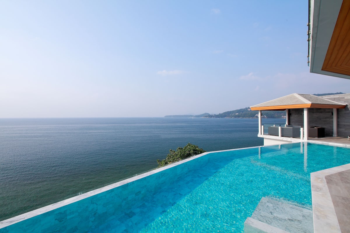 Una piscina infinita moderna con vista despejada al océano.