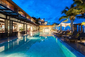 2 Außenpools, geöffnet von 10:00 Uhr bis 20:00 Uhr, Sonnenschirme