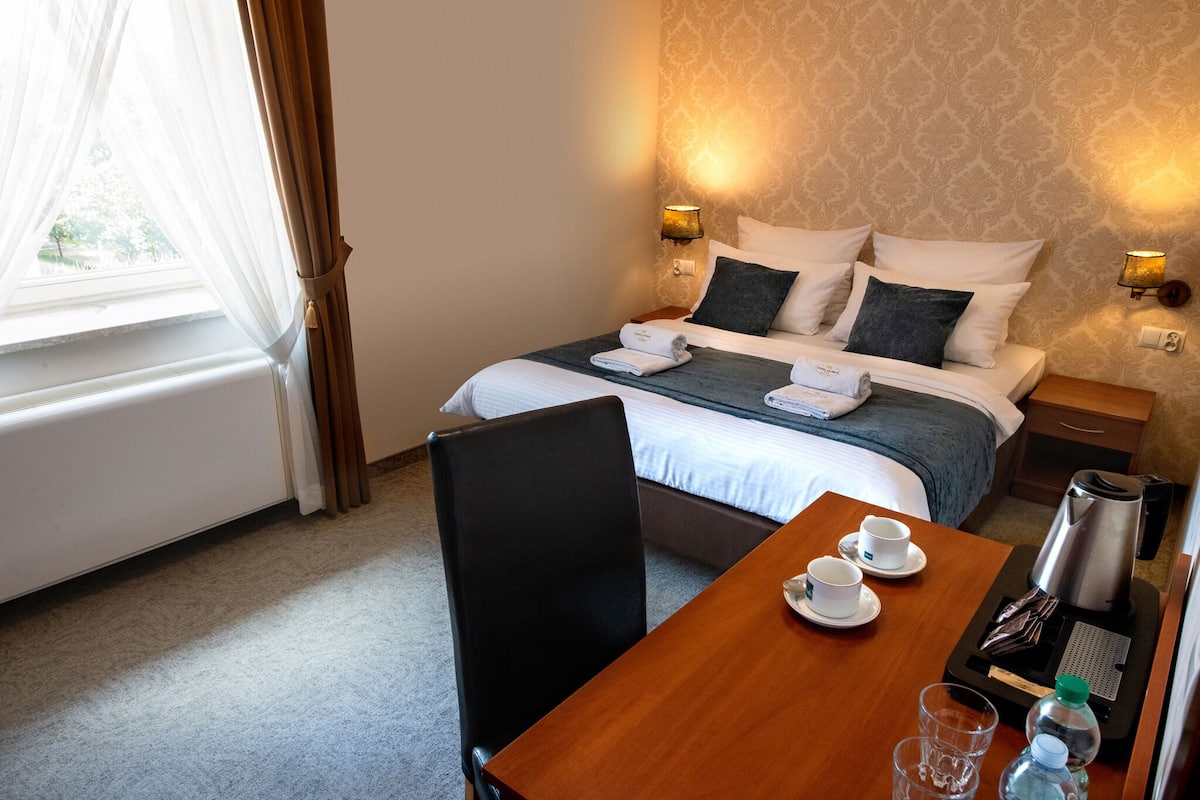 Select Comfort beds, in-room safe, desk, iron/ironing board (on request)