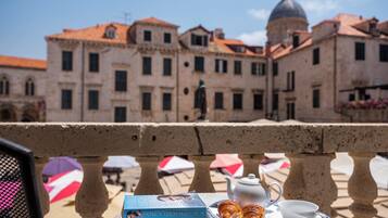 Premium bedding, Tempur-Pedic beds, minibar, in-room safe