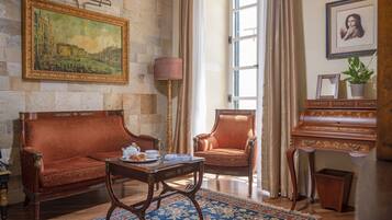 Heritage Suite | Living area | 70-cm flat-screen TV with satellite channels, TV, DVD player