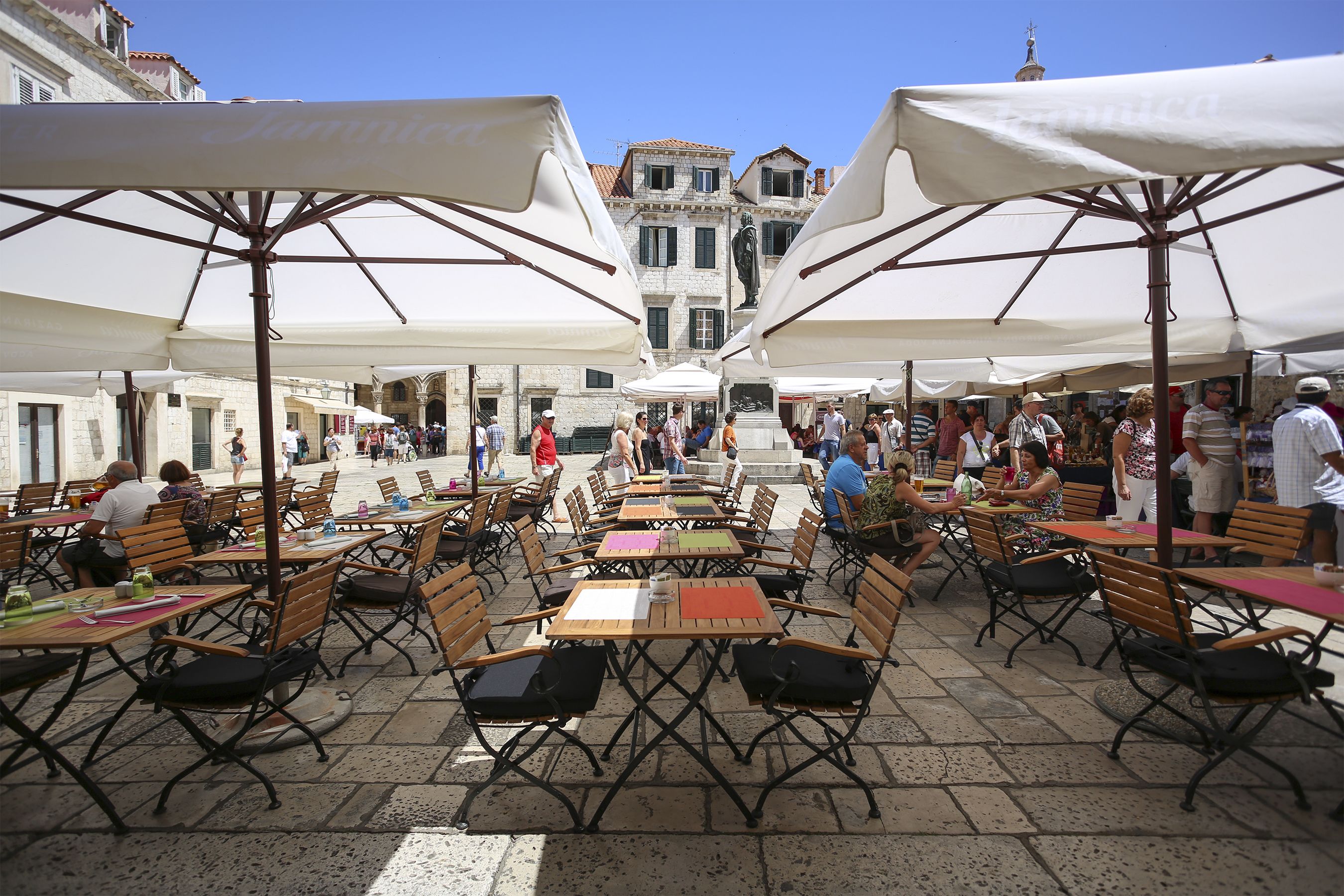 2 restaurants, breakfast, lunch, dinner served; international cuisine