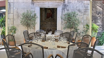 2 restaurants, serveren ontbijt, lunch, diner, internationale gerechten