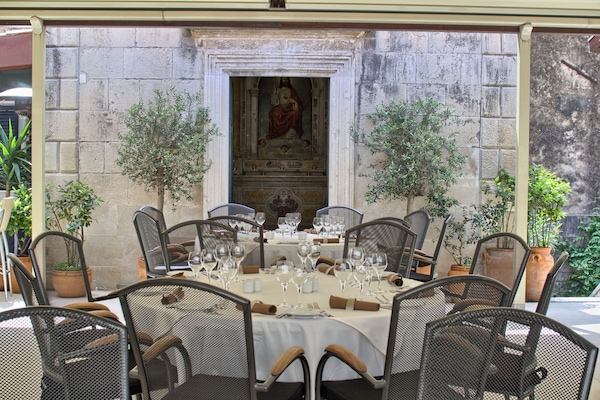 2 ristoranti, aperti a colazione e a pranzo, cucina internazionale