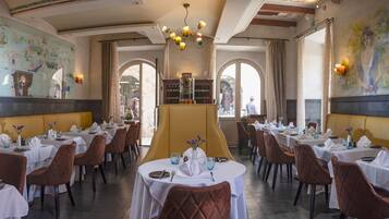 2 restaurants; breakfast, lunch and dinner served