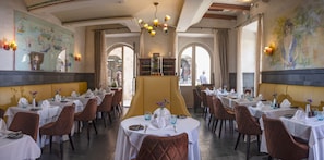 2 restaurants, breakfast, lunch, dinner served; international cuisine