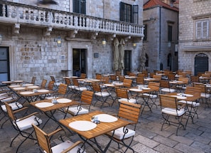 2 restaurantes, café da manhã, culinária internacional