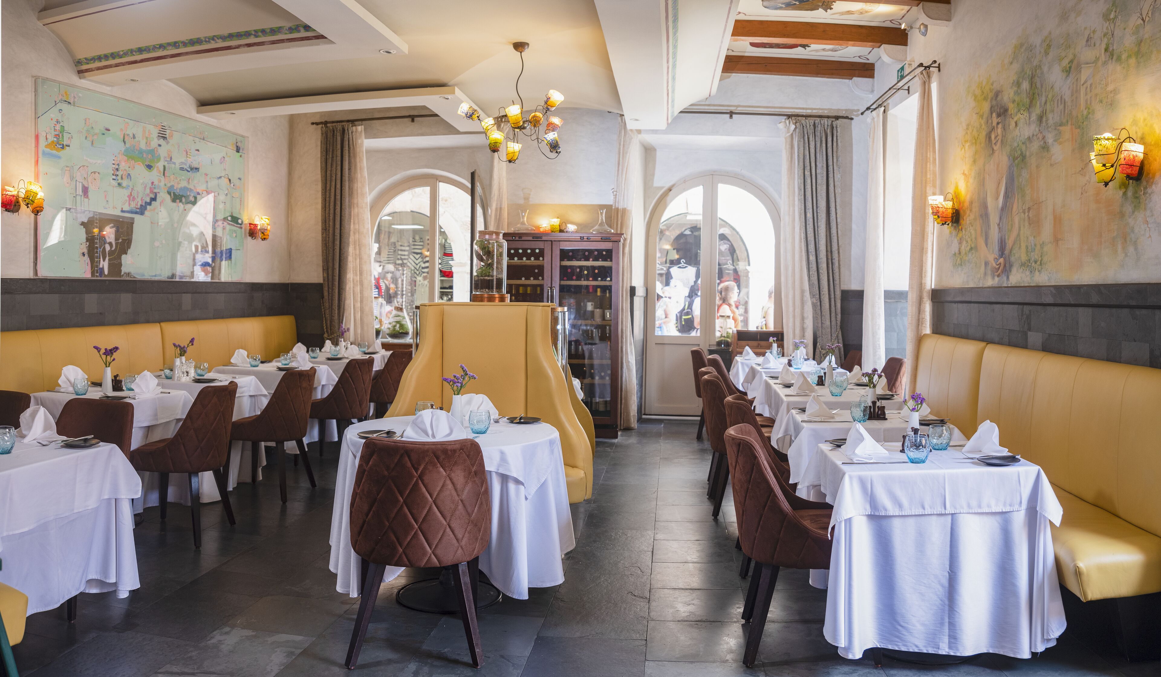 2 restaurants, breakfast, lunch, dinner served; international cuisine