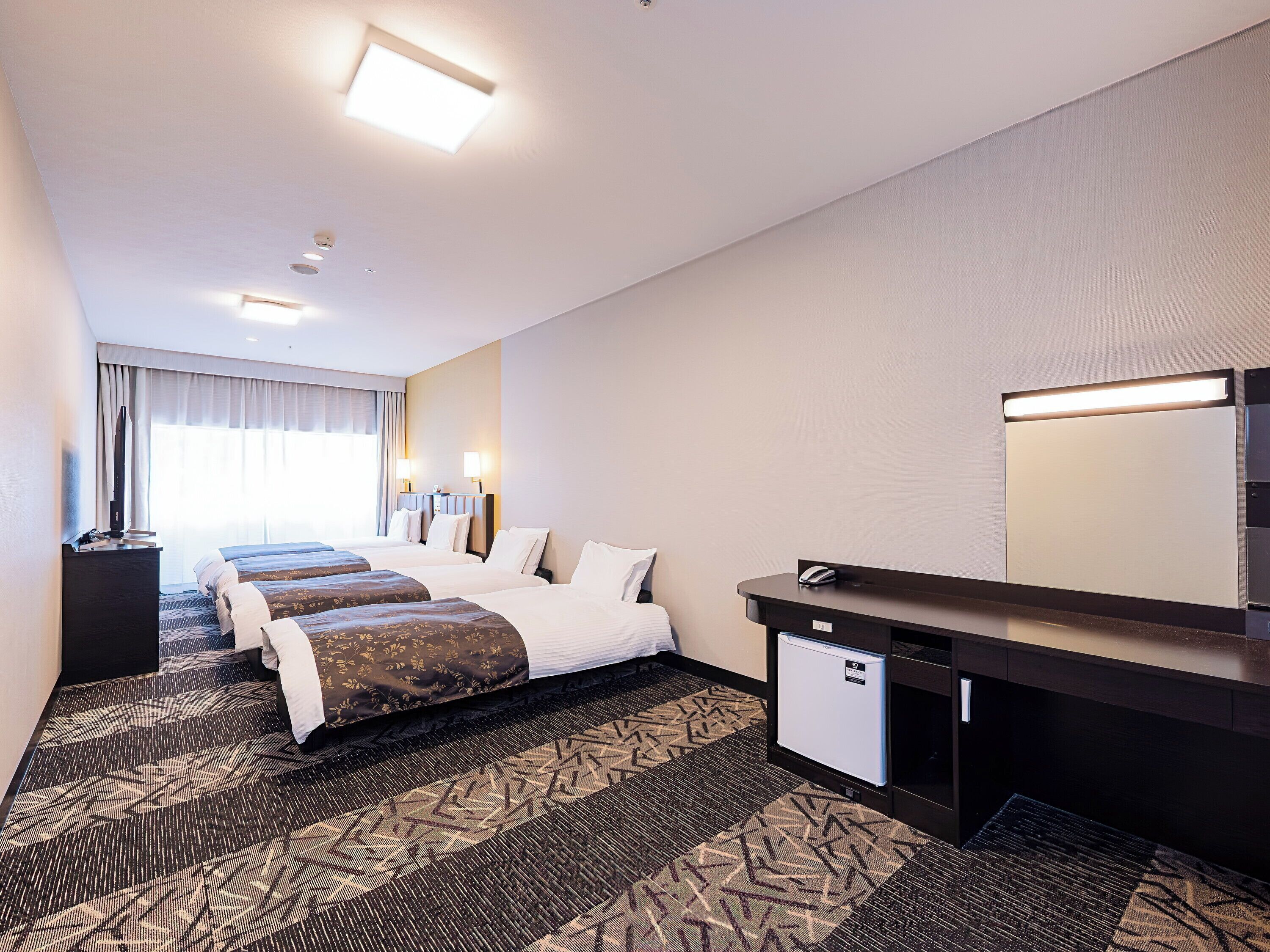 Chambre Quadruple, plusieurs lits, non-fumeurs | Bureau, Wi-Fi gratuit, draps fournis